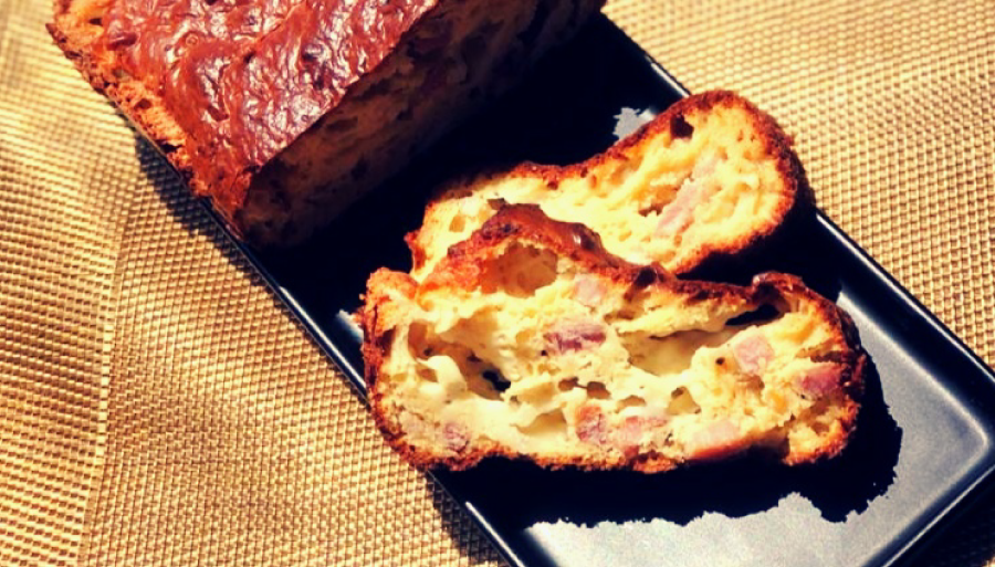 Photo de cake aux lardons, oignons et mozarella